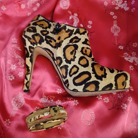 Sam Edelman Ria Leopard Bootie + FREE Matching Bracelet - Picture 8 of 10